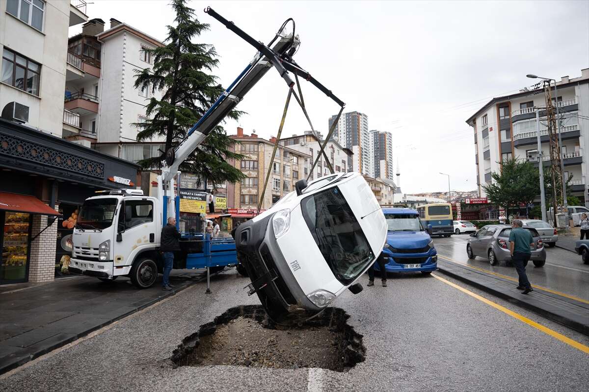Sağanak Ankara'yı vurdu! Alt geçit göle döndü, otomobil çöken yola saplandı 6